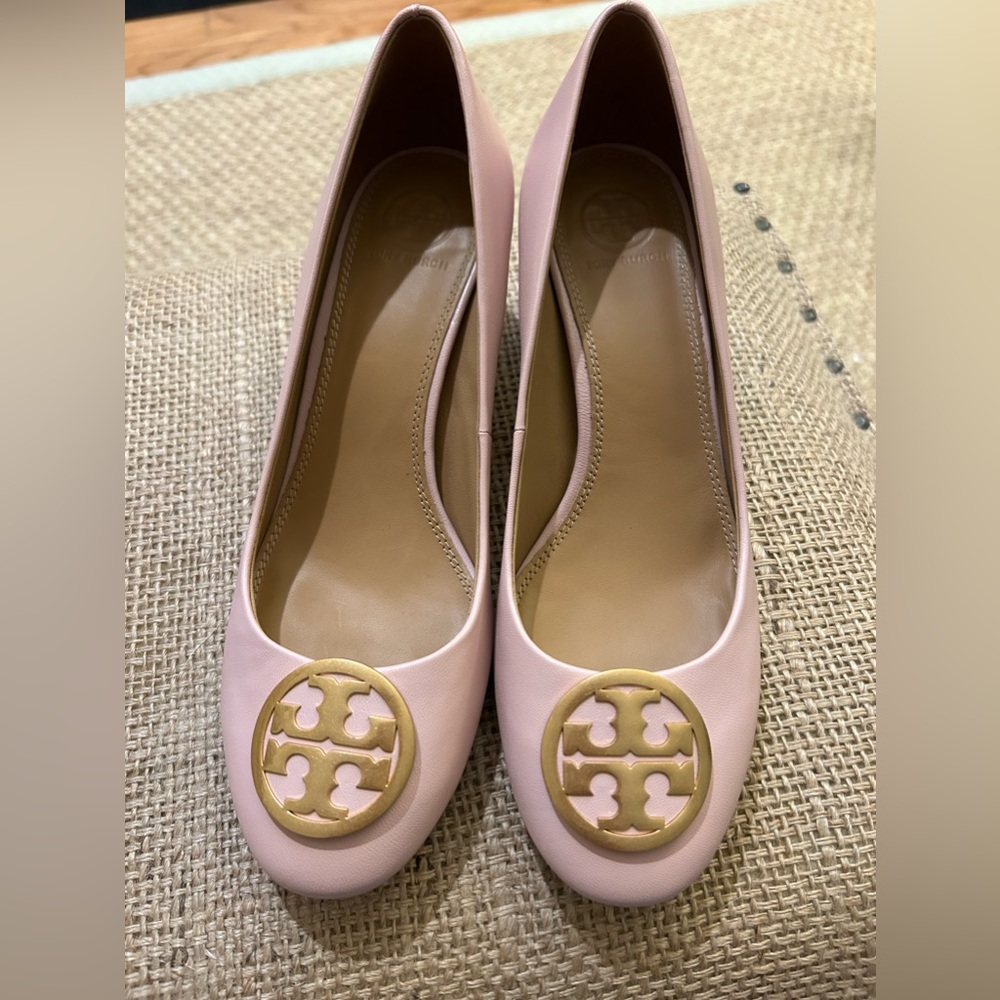 Tory Burch Chelsea Logo Pumps New without Box Size 8.5